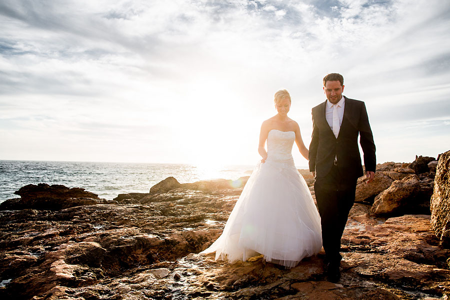 Hochzeit auf Brautpaar läuft in Sonnenuntergang romantisch in Mallorca