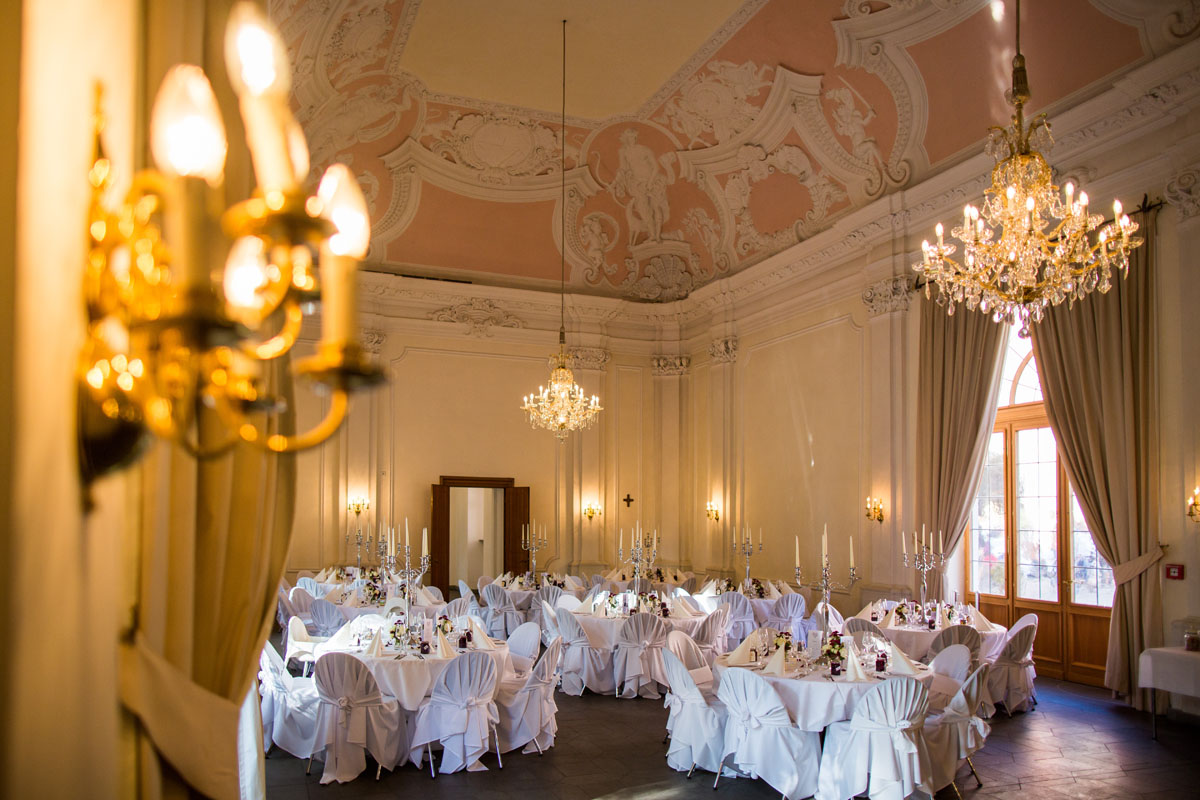 Tische und Stühl in Weiss - Hochzeitsfotograf Würzburg Juliusspital