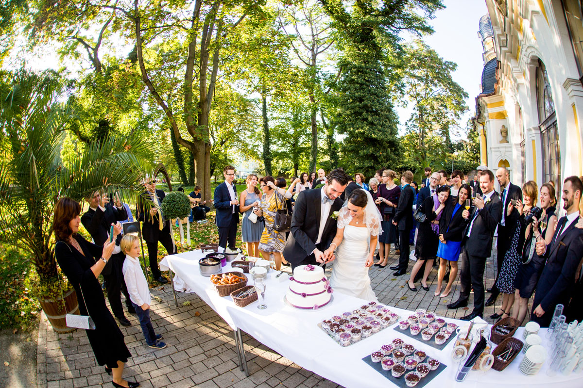 Tortenanschnitt Hochzeitstorte im Juliusspital Würzburg Gartenpavillon