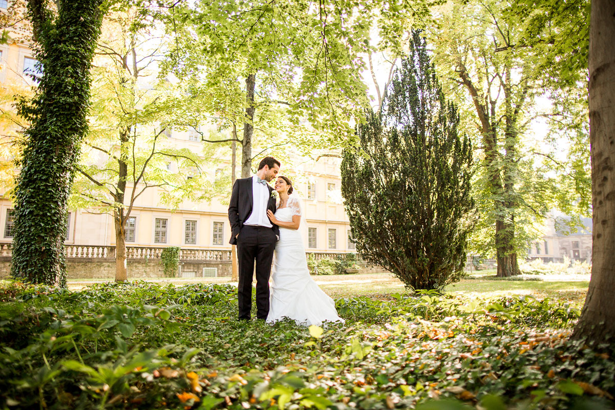 Braut und Bräutigam in Würzburg - Hochzeitsfotograf Juliusspital