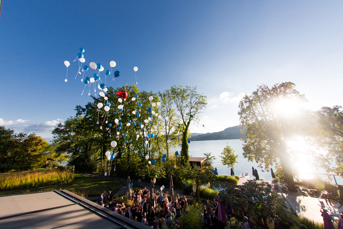 Luftballons fliegen lassen am Hallwilersee Heiraten