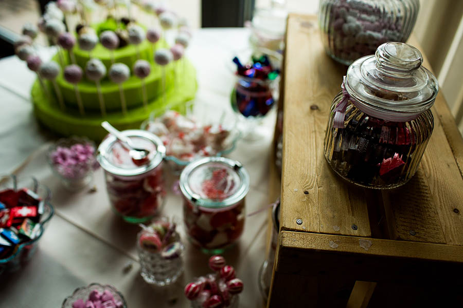 Leckere Süssigkeiten auf Landhochzeit Candybar