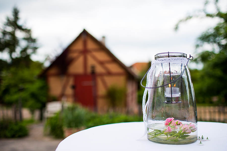 Kerzen und Lampen auf Hochzeit - einfache Landhochzeit