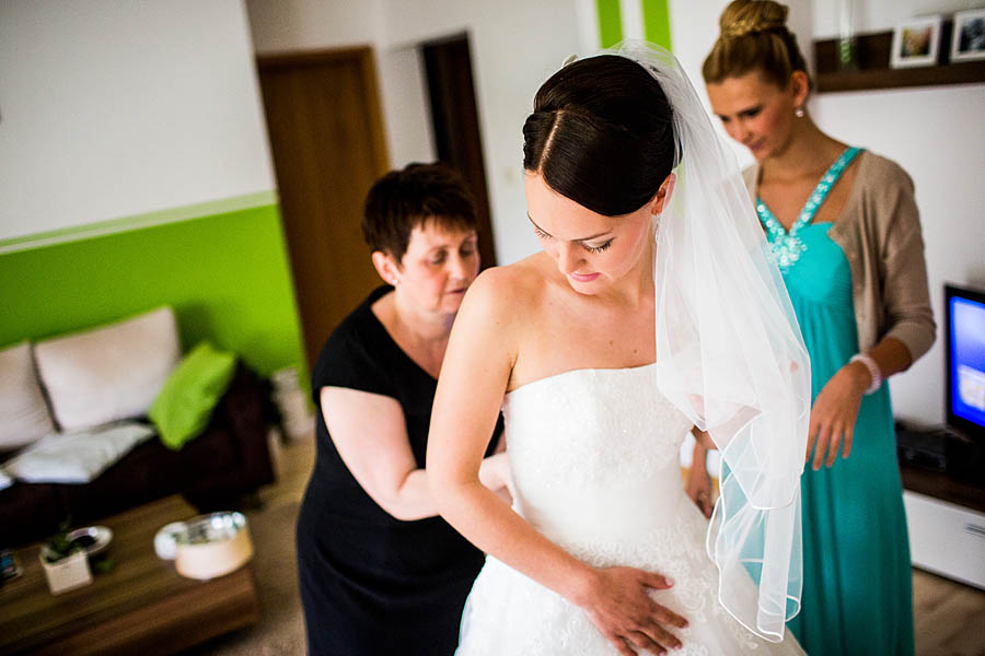 Ankleiden bei der Hochzeit