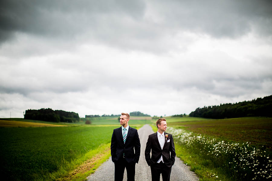 Groom & Groomsmen im Feld