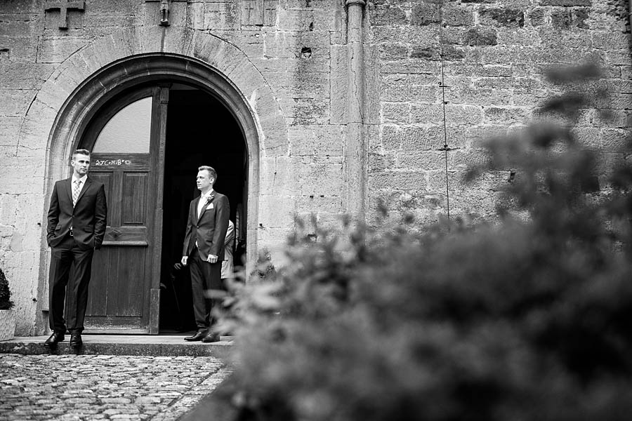 Vatter führt Braut in die Kirche auf Hochzeit