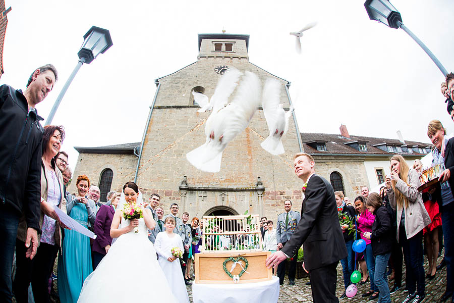 Braut und Bräutigam lassen Tauben fliegen