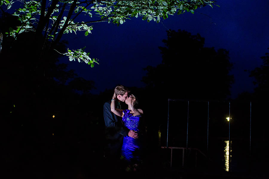 Gäste einer Hochzeit bei Nacht fotografiert
