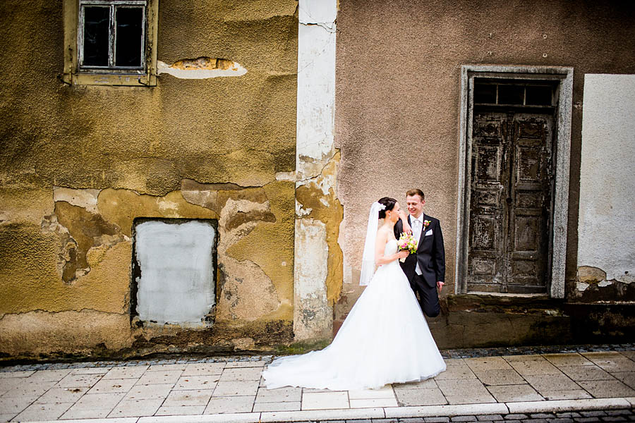 Braut und Bräutigam vor Urbanem Gebäude