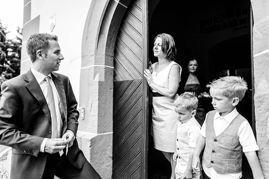 Braut vor Kirche