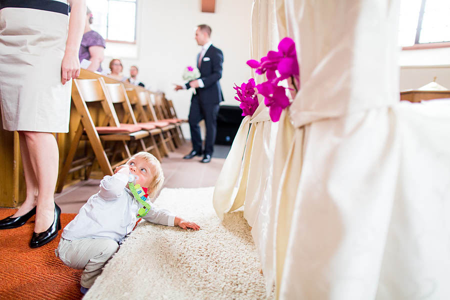 Kinder steht bei Trauung vorm Altar