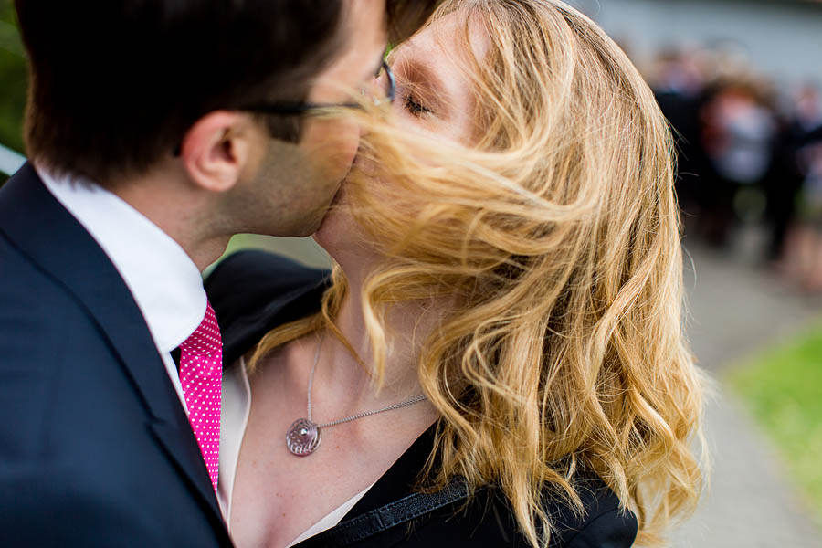 Paar küsst sich auf Hochzeit und ist Glücklich