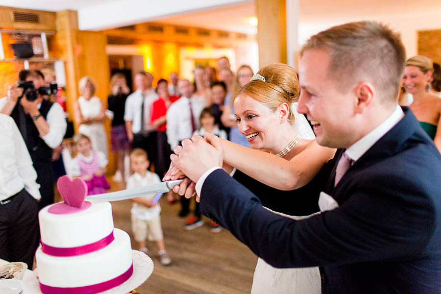 Kuchenanschnitt auf Hochzeit