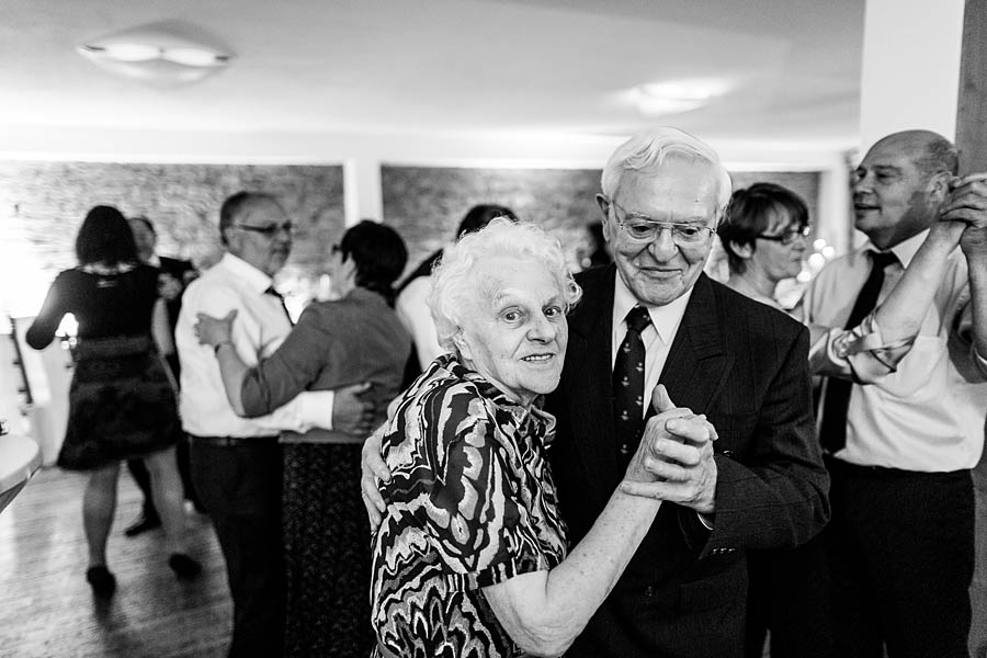 Oma und Opa tanzen auf Hochzeit