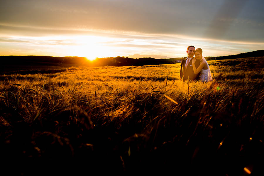 Sonnenuntergang in Kornfeld wundervolle Braut