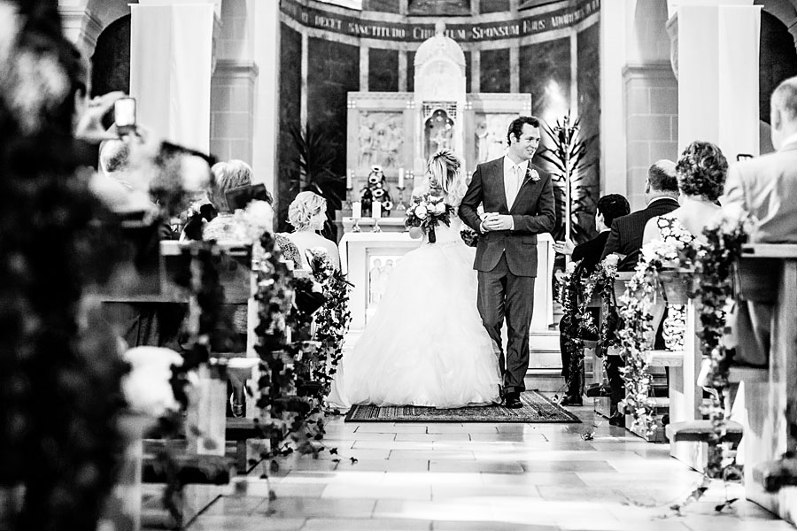 Braut und Bräutigam gehen aus der Kirche