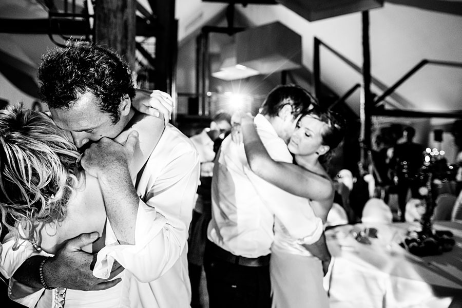 Braut tanzt zum Abschluss der Hochzeit