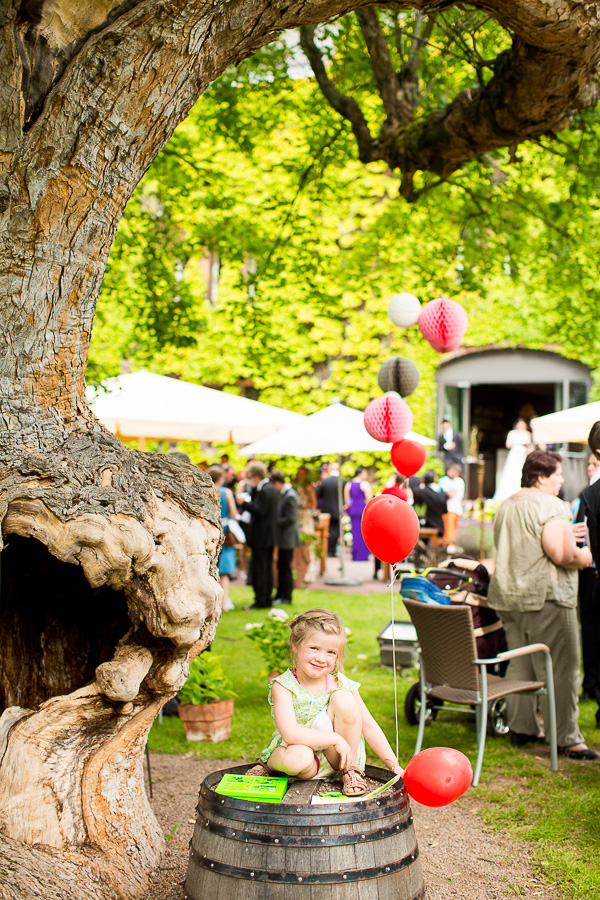 Hochzeit - Kupferbergterrasse - Mainz - Kind sitzt im Garten