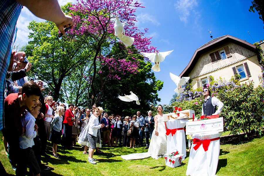 Tauben fliegen auf Hochzeit in Baden Baden
