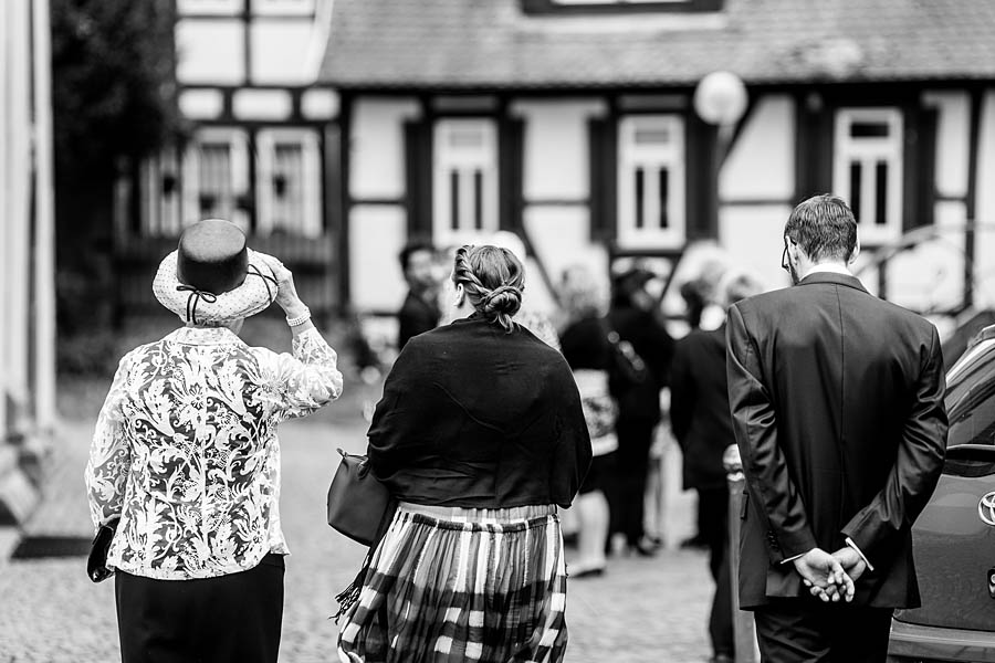 Wind auf einer Hochzeit Hüte tragen