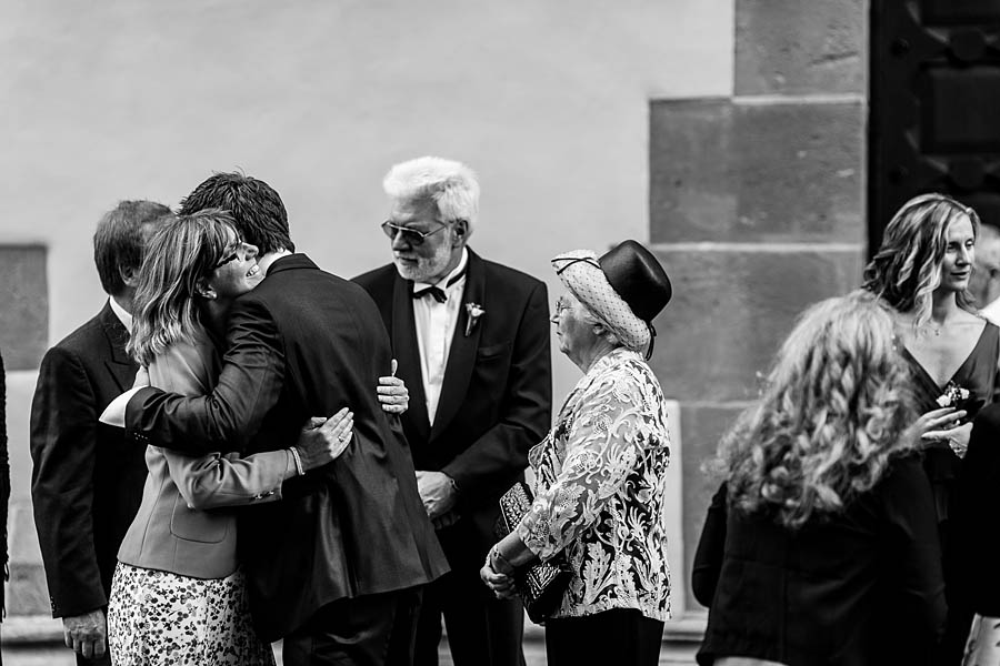 Gäste begrüßen sich auf der Hochzeit in Frankfurt