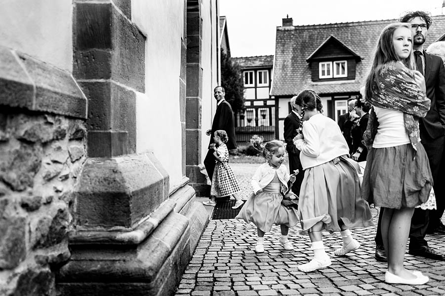 Kinder spielen vor der Kirche in Langenselbold