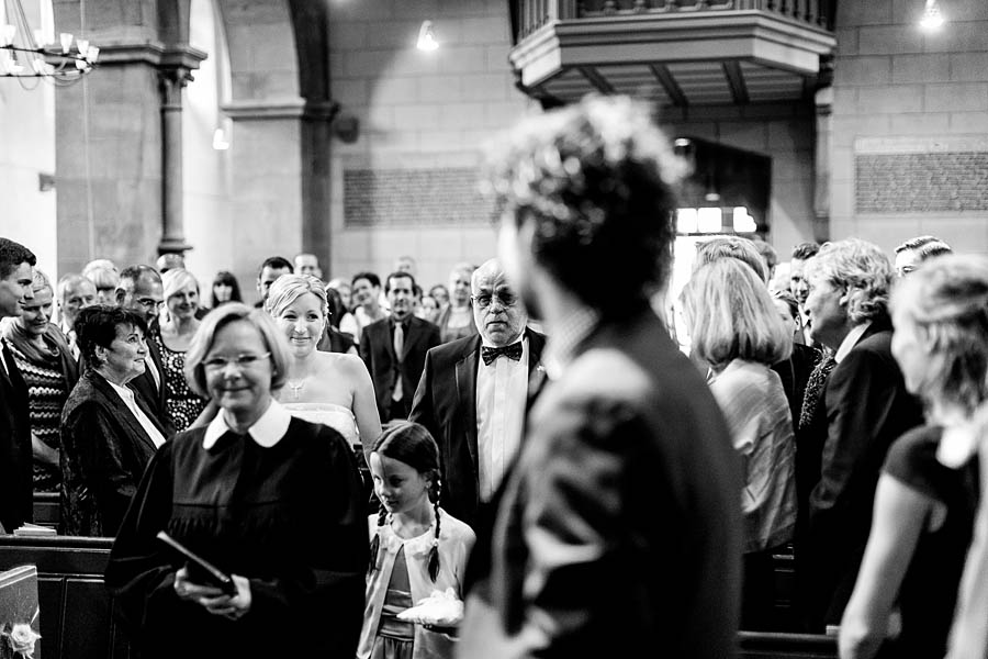 Einlauf in die Kirche - Hochzeitsreportage