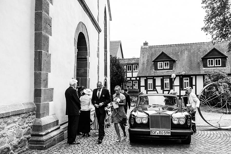 Braut und Bräutigam auf dem weg zum Kinzigheimerhof
