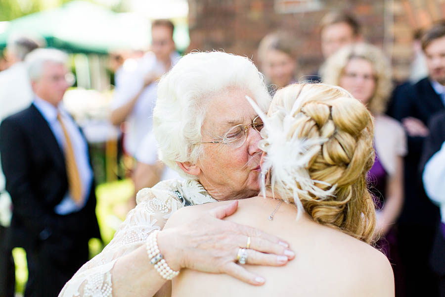 Oma küsst die Braut