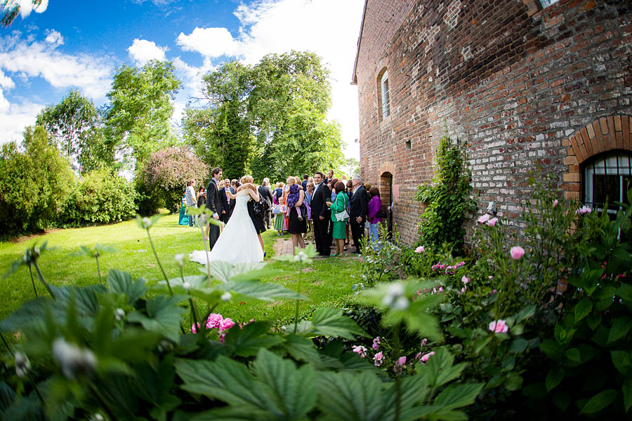 Gratulation in einem Garten auf Hochzeit im grünen