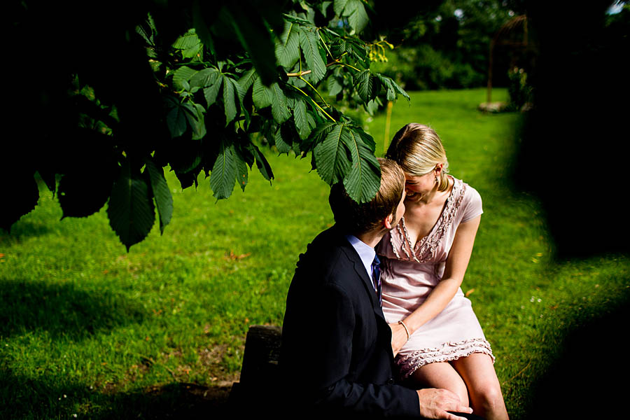 Hochzeitsgäste umarmen sich und lachen. Paare auf Hochzeit