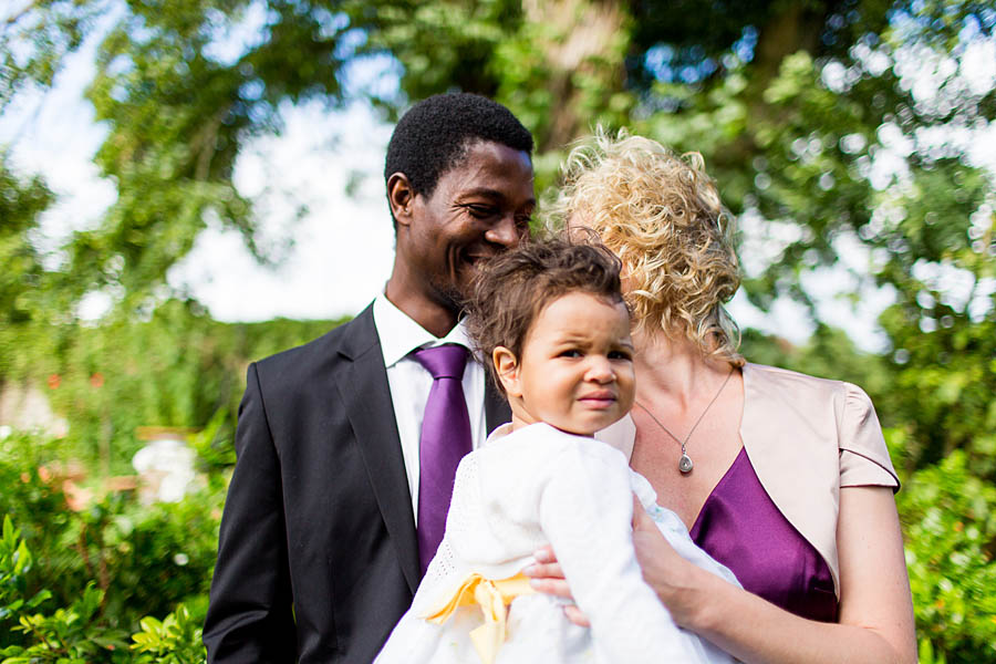 Kleine Familie auf Hochzeit freut sich und lächelt