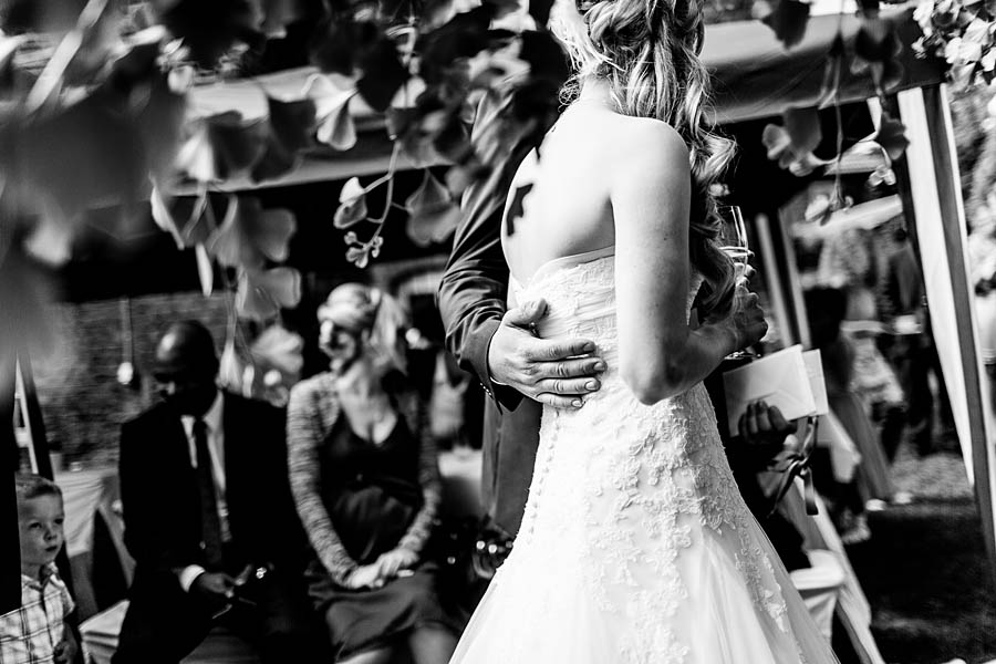 Hand des Bräutigams auf dem Rücken der Braut