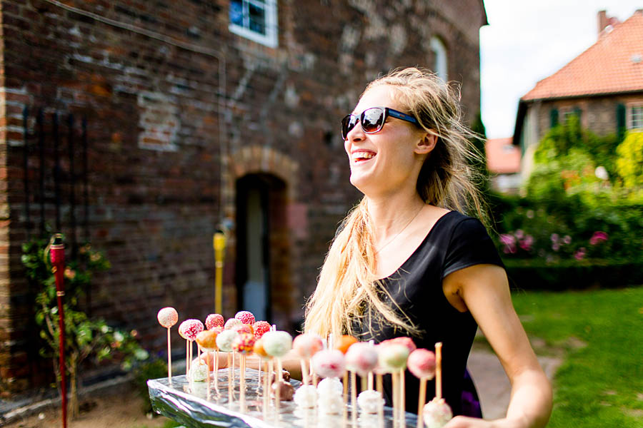 Freundin backt Cakepops für Hochzeit