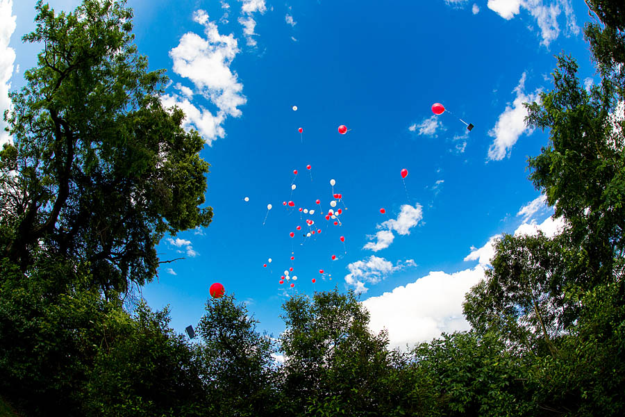 Luftballons fliegen auf einer Hochzeit