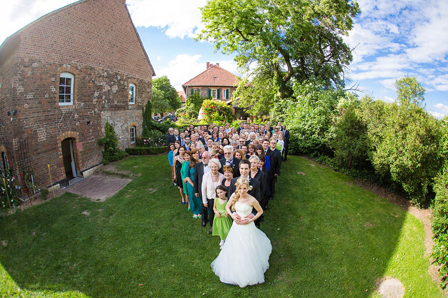 Gruppenfoto auf einer Hochzeit lustig