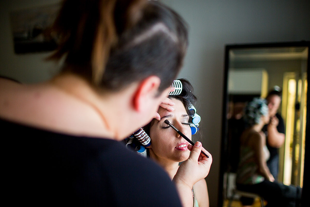 Braut bekommt Make-Up und Styling auf Hochzeit in Frankfurt