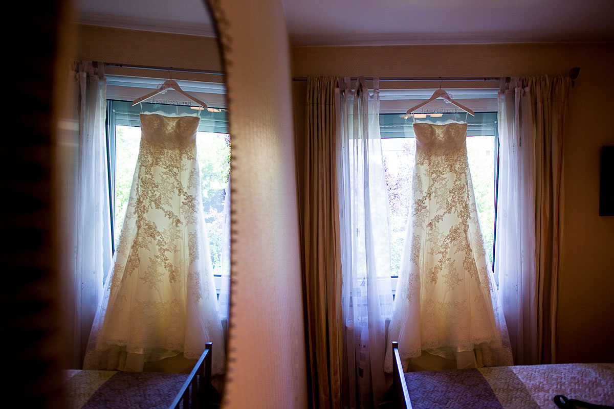 Pronovias Brautkleid hängt am Fenster Hochzeitskleid