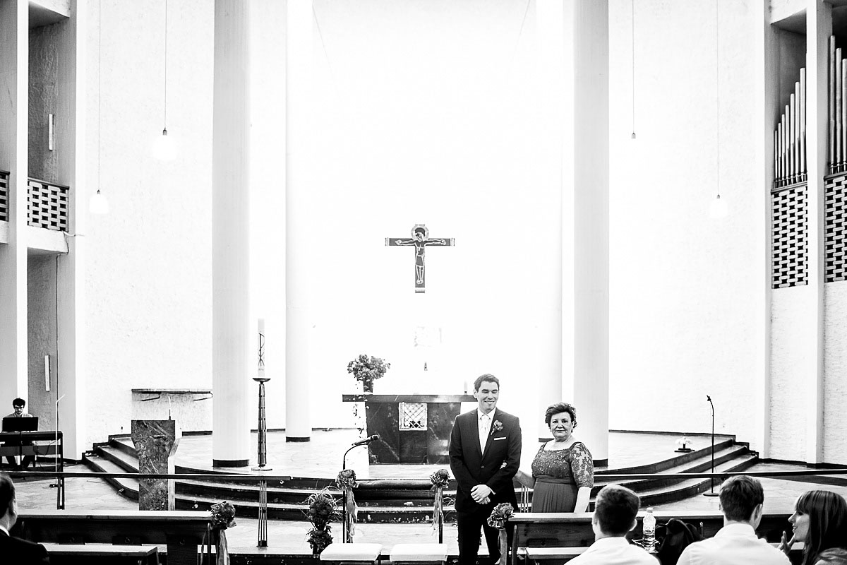Bräutigam wartet mit Brautmutter in der Kirche