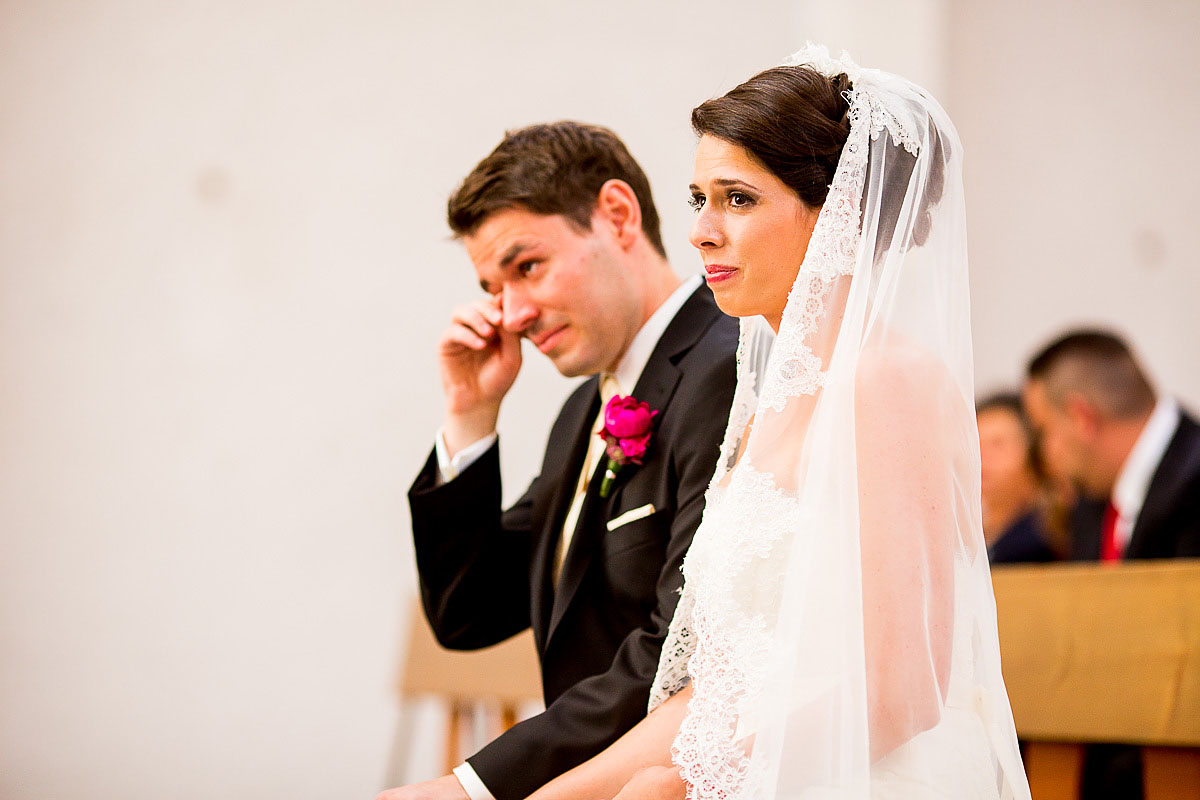 Braut und Bräutigam weinen auf Hochzeit
