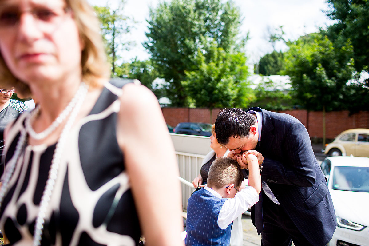 Vatter küsst Sohn die Hände auf Hochzeit in Frankfurt