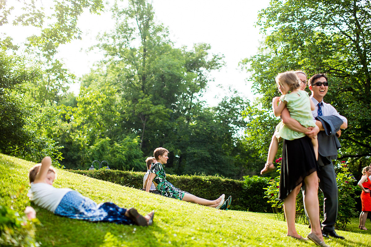 Kinder und Gäste relaxen auf Hochzeit in Wiesbaden