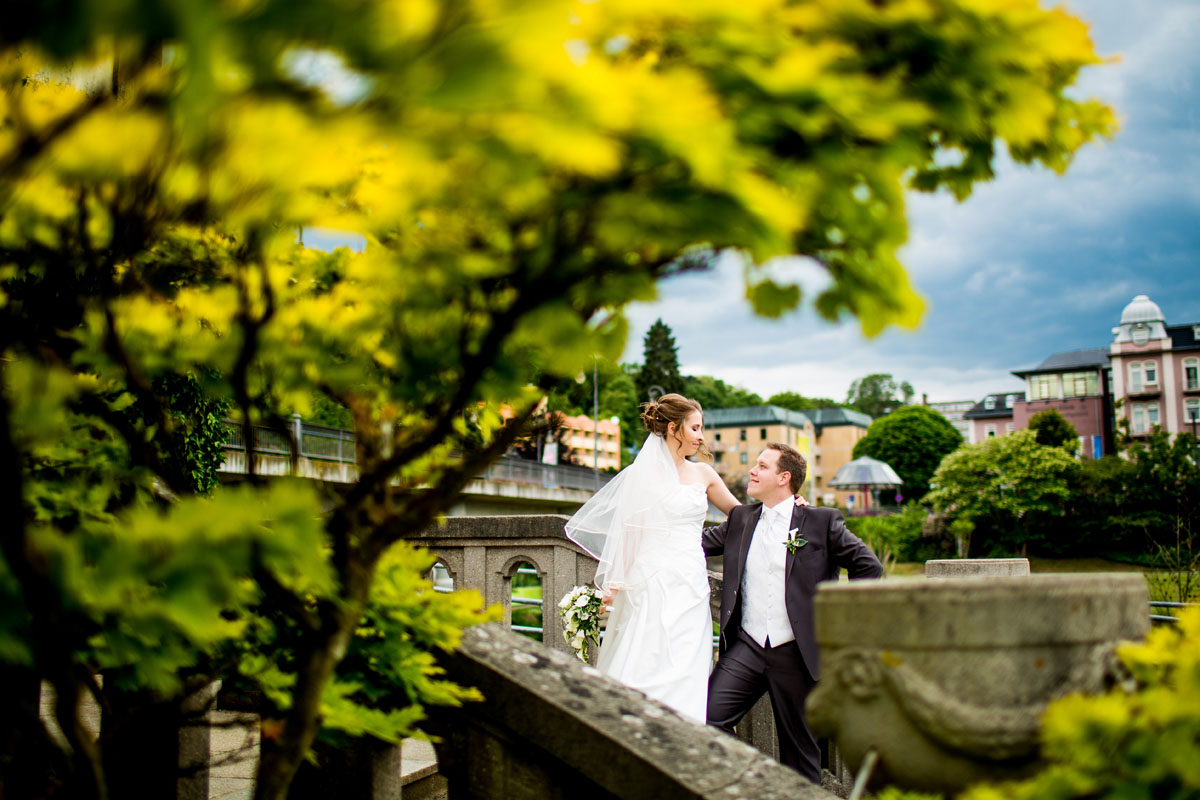 Hochzeitspaar im Park in Bad Kissingen