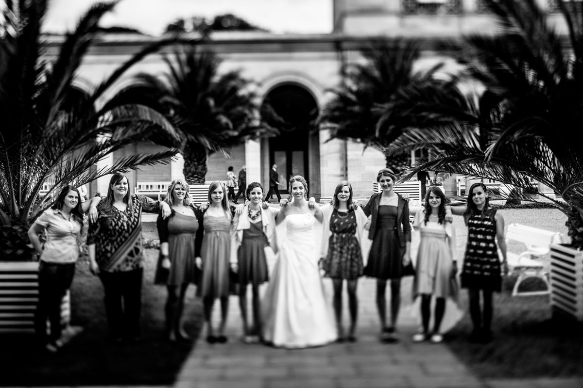 Braut und Hochzeitsgäste vor dem Kurgarten Cafe