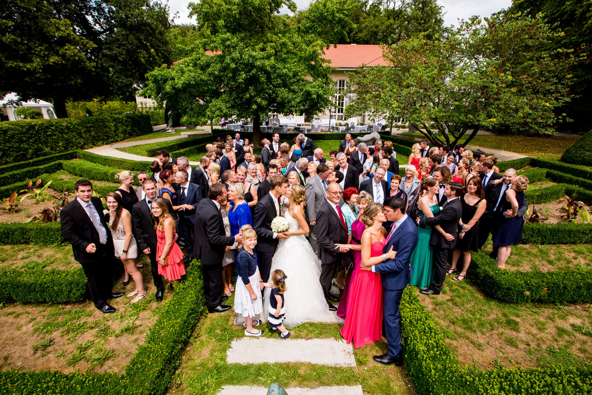 Brautpaar und Gäste im Park Mondorf Hochzeit