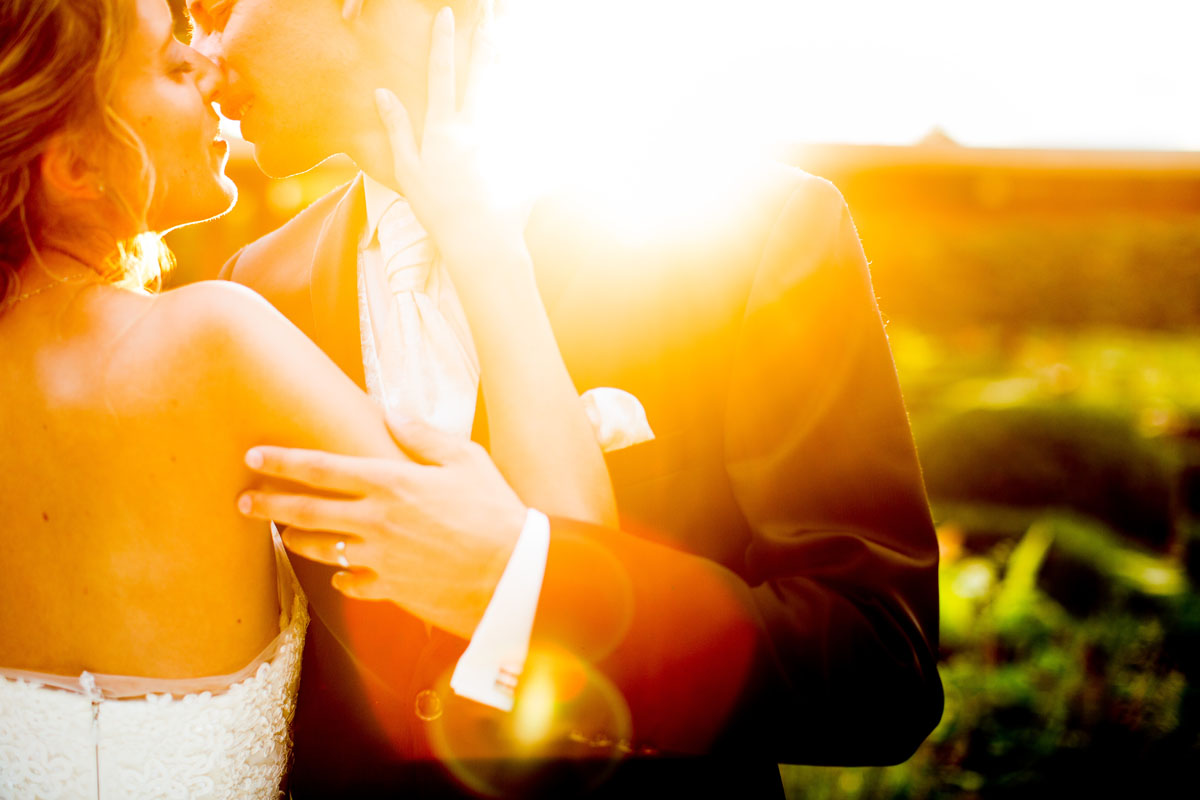 Brautpaar im Park Mondorf Hochzeit heiraten Sonnenuntergang