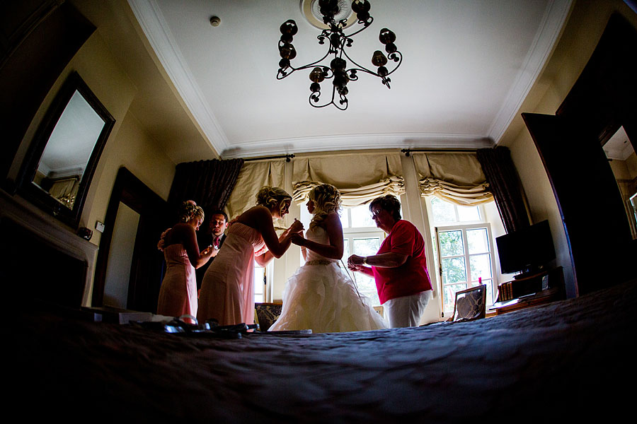 Braut beim Getting Ready Hochzeit Luxemburg