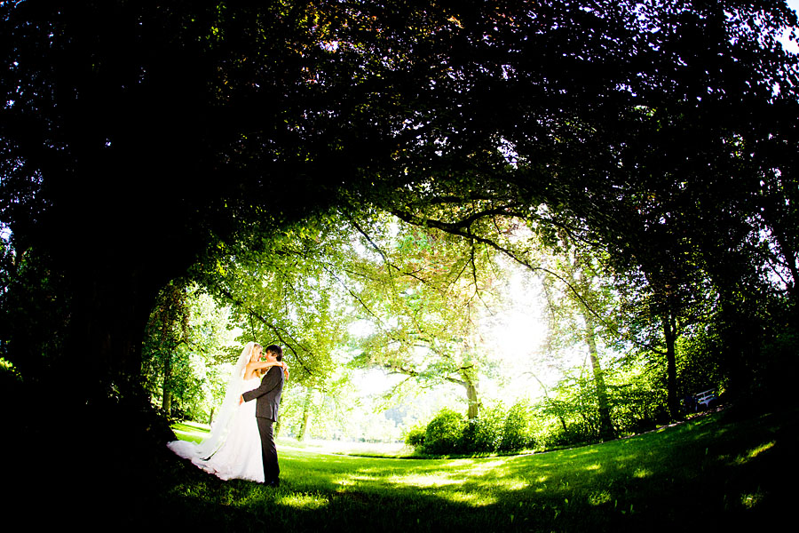 Braut und Bräutigam stehen romantisch im Garten