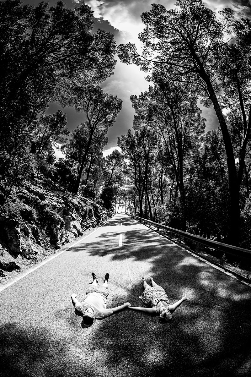 Paar liegt auf Bergstraße in Mallorca Norden - Paarfotos romantisch