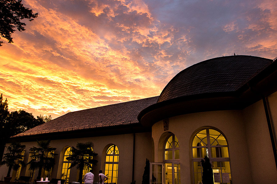 romantischer Sonnenuntergang auf Hochzeit im Schlosshotel